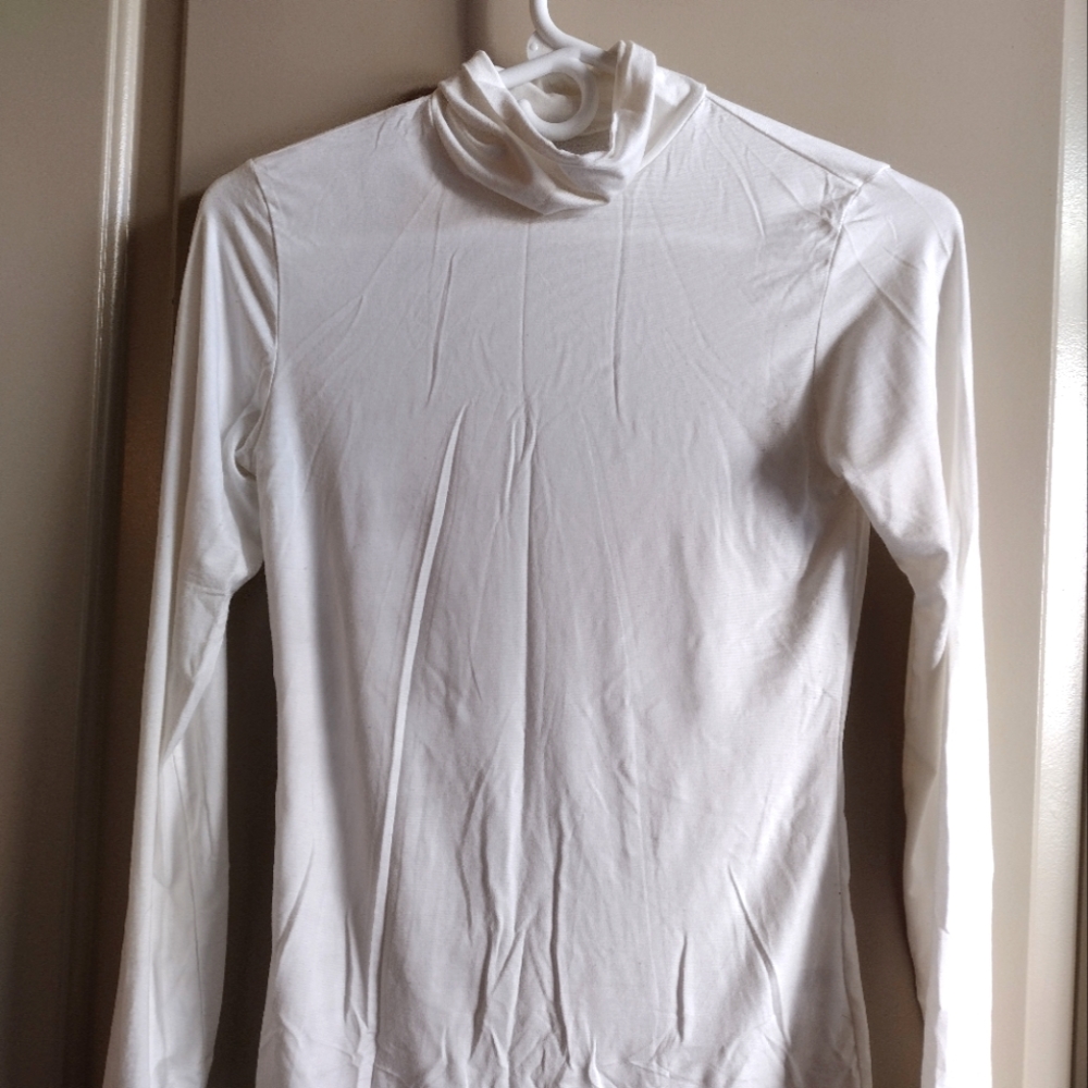 White Uniqlo Heattech Women's turtleneck. Size Small.